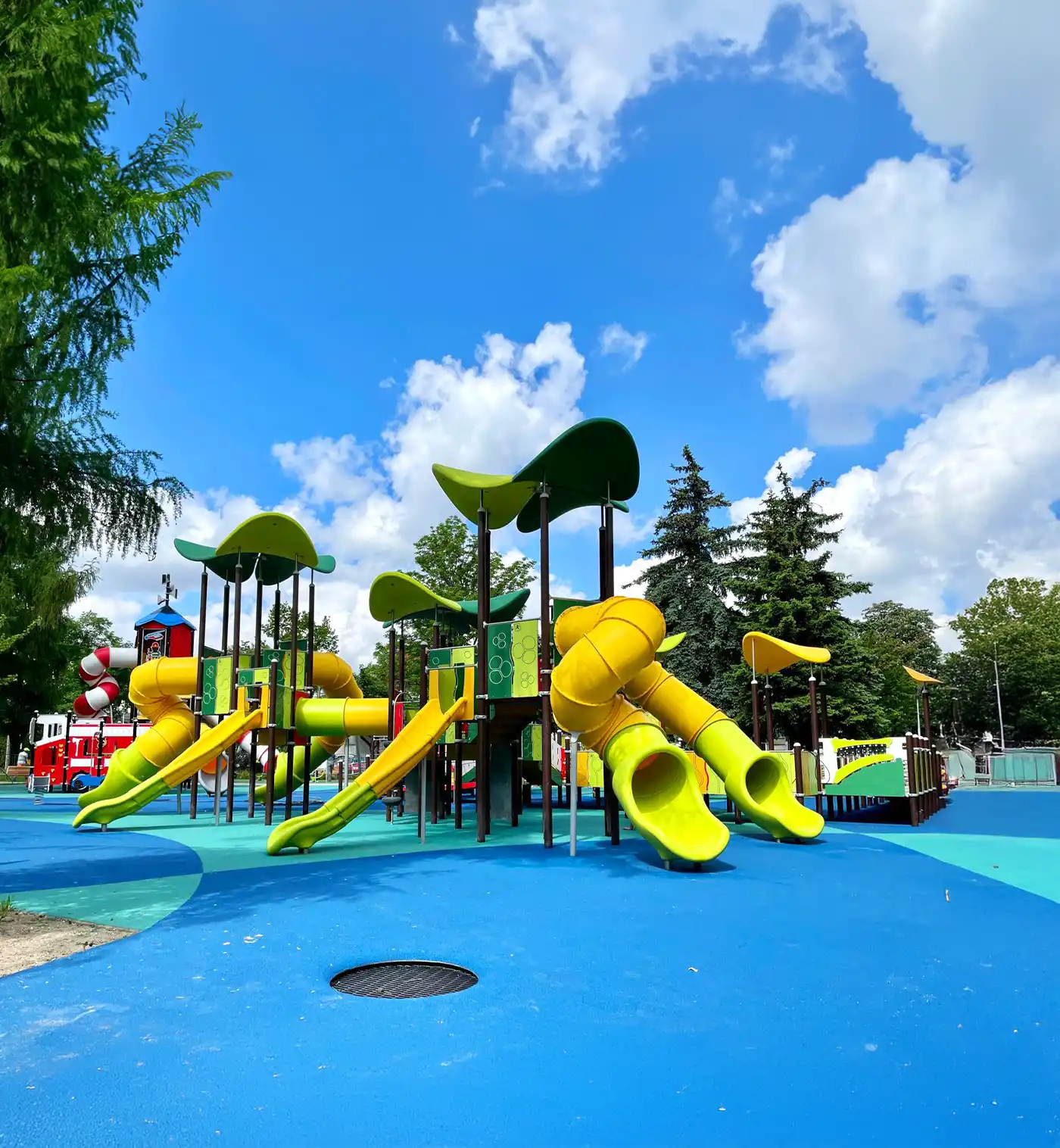 Kolorowy plac zabaw z zjeżdżalniami