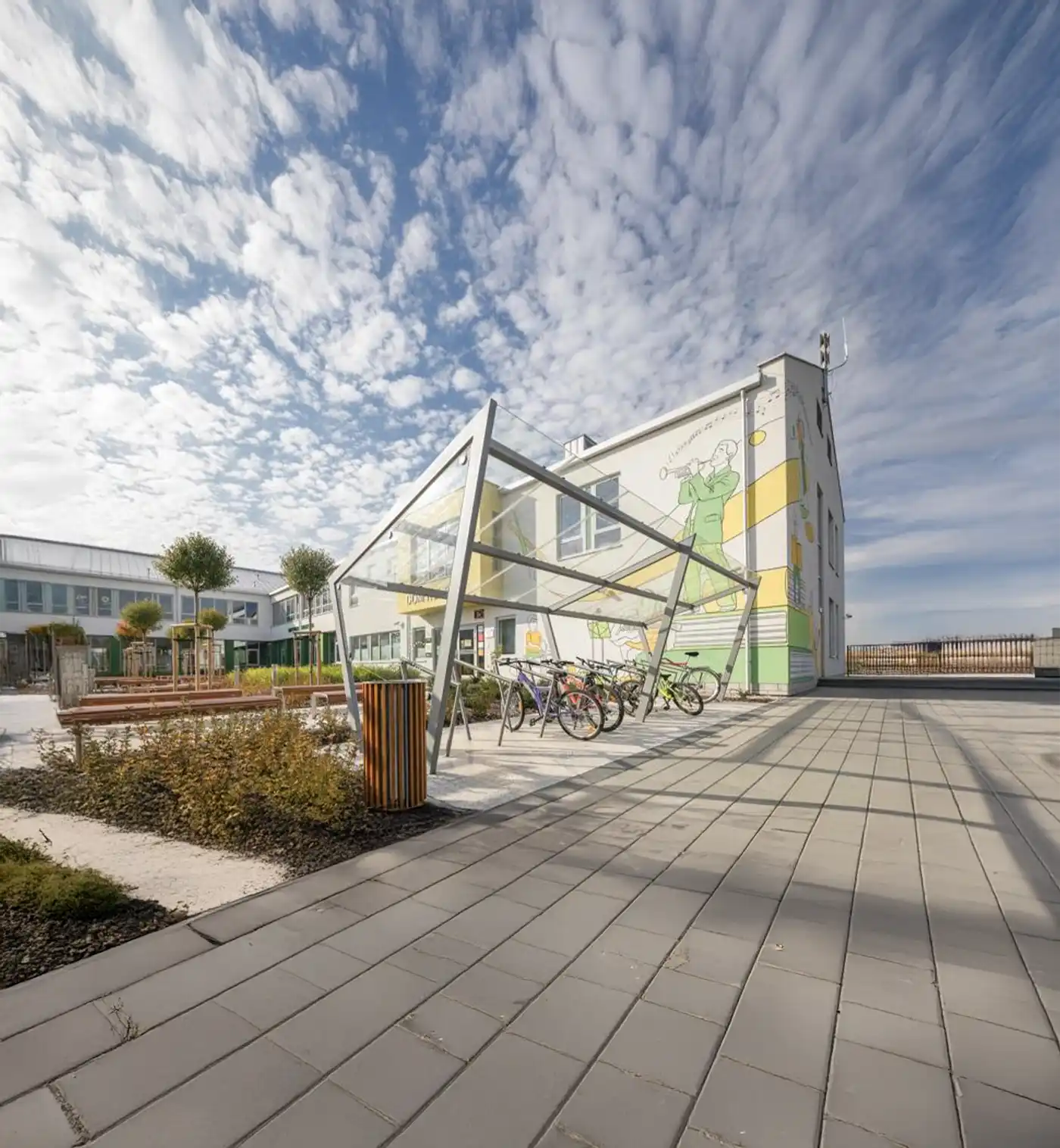 Przeszklona wiata parkingowa dla rowerów futurystyczna