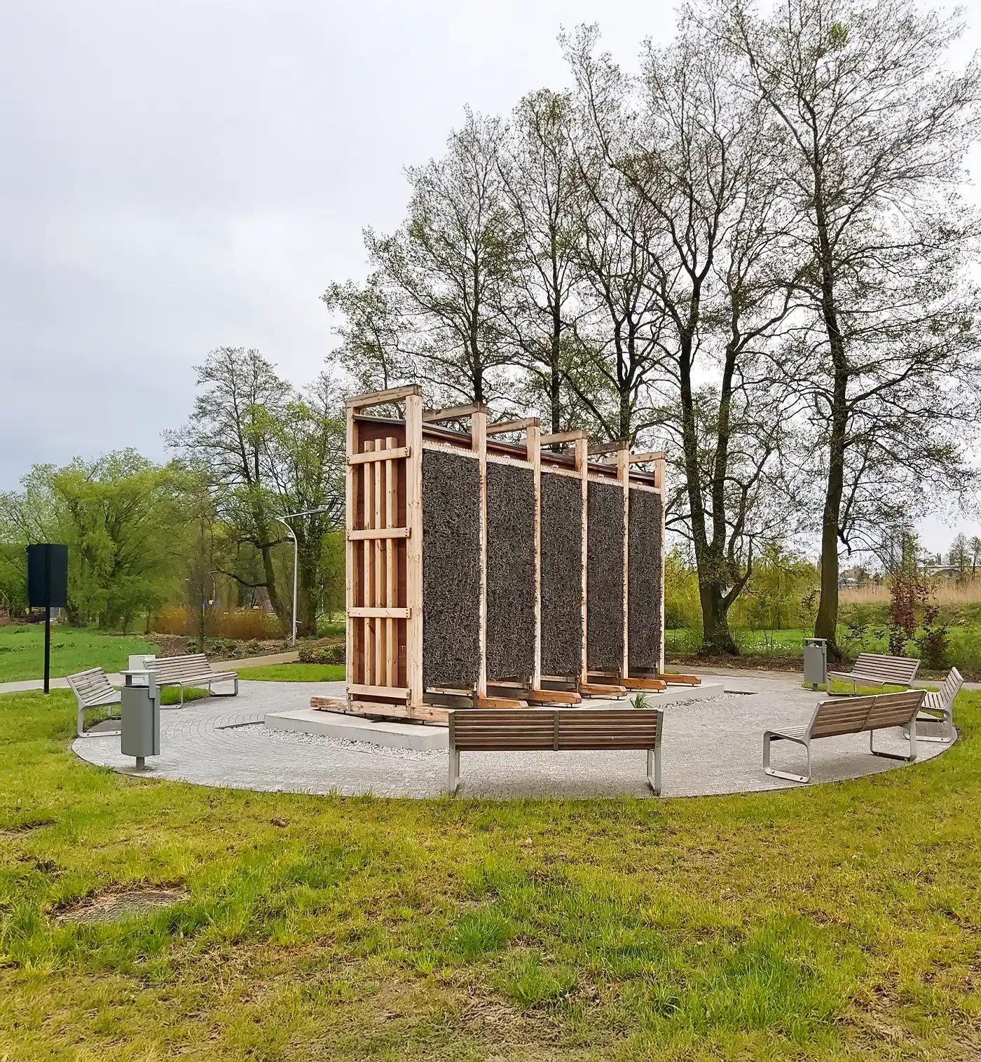 tężnia solankowa oraz infrastruktura potrzebna do korzystania z niej